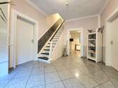 Diele mit Holztreppe Einfamilienhaus Nahe - 
