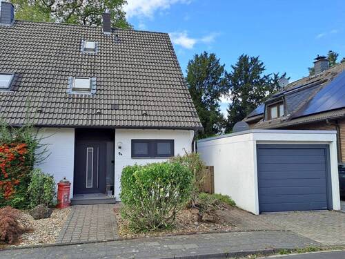 Hausansicht Vorderseite - Doppelhaushälfte mit schönem Garten in beliebter Wohnlage