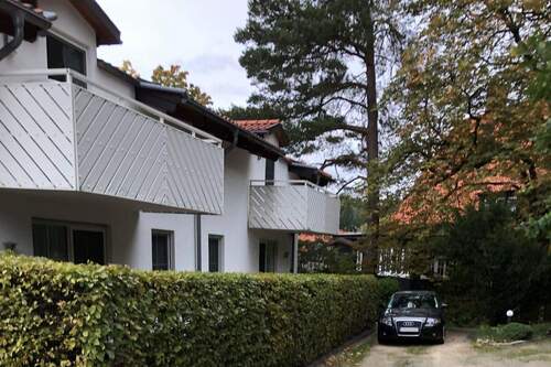 Parkplatz und Rückansicht vom Mehrfamilienhaus - Hier trampelt Ihnen keiner auf dem Kopf!
