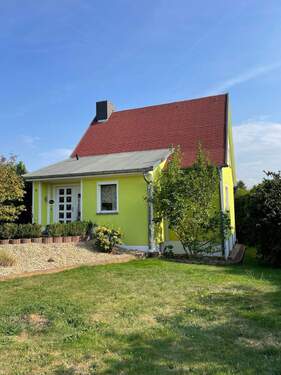 Straßenseitige Ansicht - Ihr neues Zuhause: Freistehendes Einfamilienhaus mit großzügigem Garten in ruhiger Lage