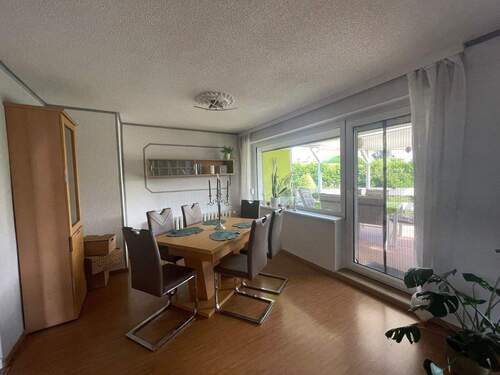 Essbereich mit Zugang zur Terrasse - 