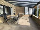 zur überdachten Terrasse und Garten - 
