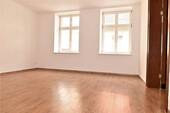 Wohnzimmer - Lichtdurchflutete 3- Raumwohnung mit zwei Bädern und Balkon