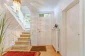 Eingang und Treppenhaus - 