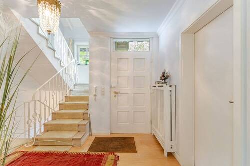 Eingang und Treppenhaus - 