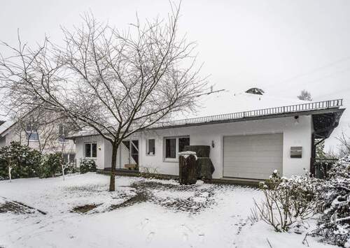 Ansicht von der Straße - Familienglück mit Traumgarten und Pool!