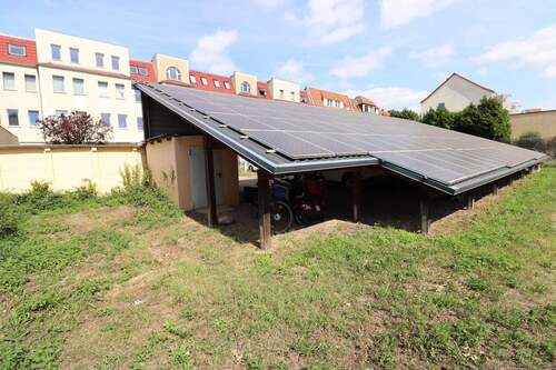 Rückfront mit Photovoltaikanlage - 