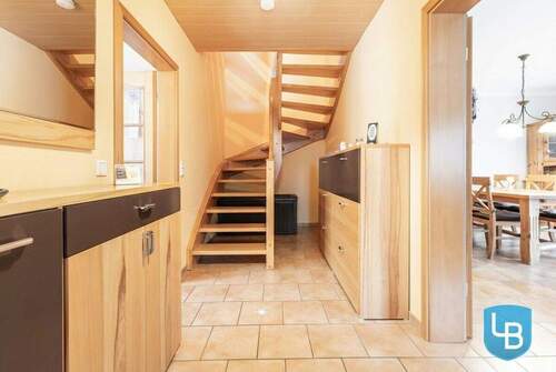 Flur / Treppenhaus - 3 Zimmer Doppelhaushälfte zum Kaufen in Kiel