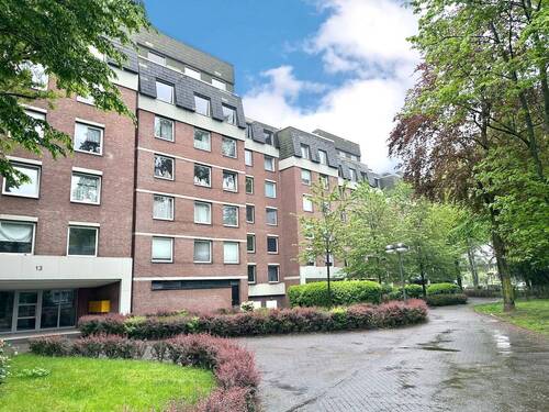 Hausansicht Vorderseite - Schöne Zweizimmerwohnung inkl. Tiefgaragenstellplatz in beliebter Wohnlage