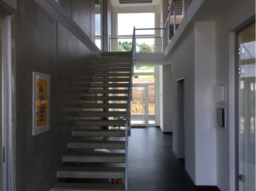 Atrium mit Treppe und Sitzgelegenheit - Büro in Gevelsberg zur Miete