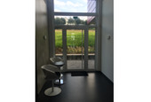 Atrium mit Treppe und Sitzgelegenheit - 