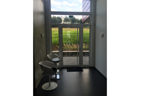 Atrium mit Treppe und Sitzgelegenheit - 