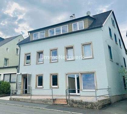 Front 1 - **Vielseitiges Wohn- und Geschäftshaus im Herzen von Konradsreuth**