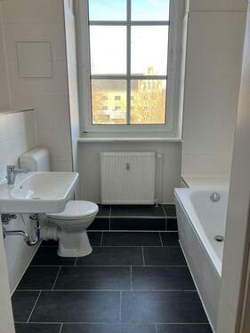 Badezimmer - helle 2,5 Zimmer-Wohnung im Erstbezug nach Sanierung