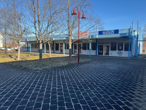 Vorplatz & Gebäudeansicht - 