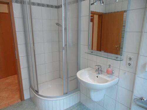 Bad mit Dusche - 