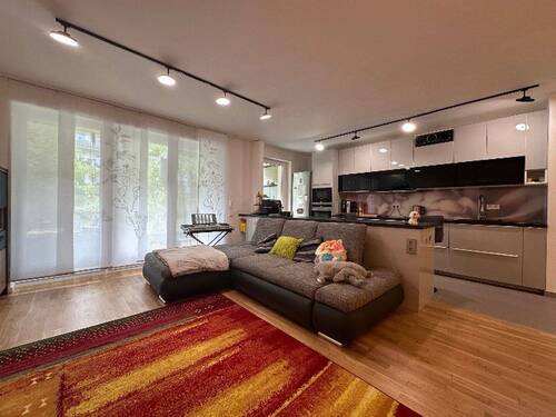 Wohn- und Essbereich - !!!VERMIETET!!! 3-Zi. möbliert mit EBK, Terrasse, TG-Stellplatz & E-Ladesäule - ideal für Familien!