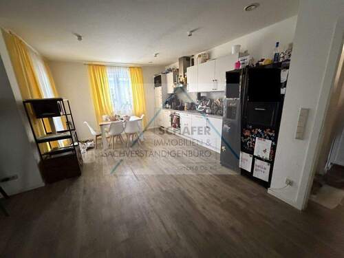 Küche mit Einbauküche - 5 Zimmer Etagenwohnung in Syke