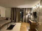 Wohnzimmer mit TV - 2 Zimmer Etagenwohnung zum Kaufen in München