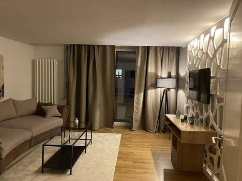 Wohnzimmer mit TV - 2 Zimmer Etagenwohnung zum Kaufen in München