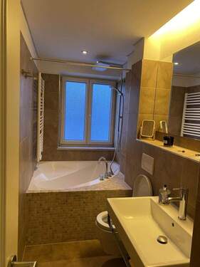 Bad mit Eckbadewanne - 