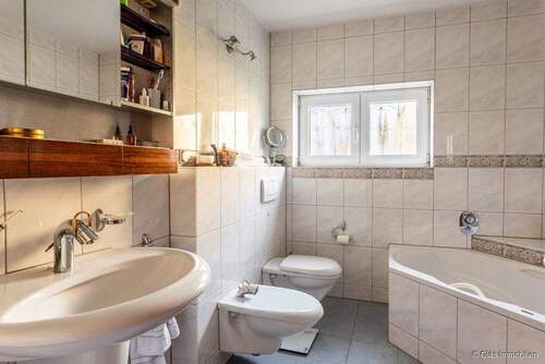 Badezimmer EG mit Wanne und... - 