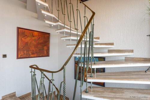 Treppe mit Natursteinbelag - 