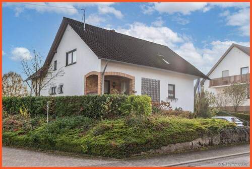 Freistehendes Ein- bis Zweifamilienhaus - Einziehen und Wohlfühlen - Freistendes Ein- bis Zweifamilienhaus in sonniger Höhenlage von Ludweiler