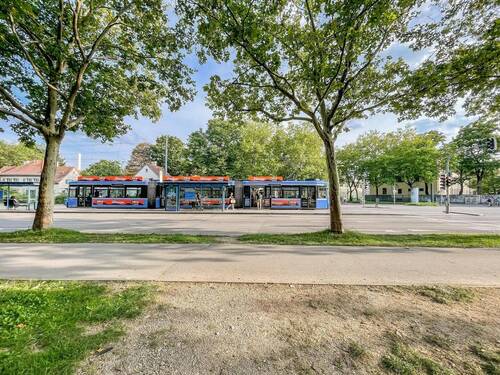 Trambahnhaltestelle gegenüber - 