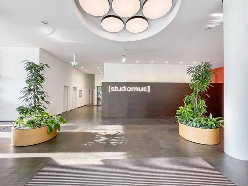 großzügiger Eingangsbereich mit hohen Decken - Etagenwohnung mit 22,00 m&sup2; in München zum Kaufen