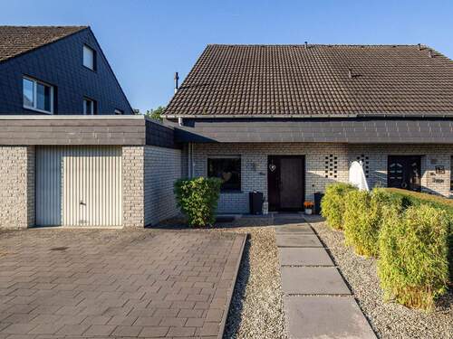 Außenansicht - Schicke Doppelhaushälfte (Einfamilienhaus) mit gepflegtem Garten und Garage in Arnsberg-Niedereimer!