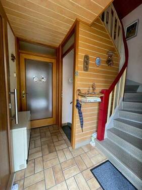 Diele mit Treppenhaus im EG - 
