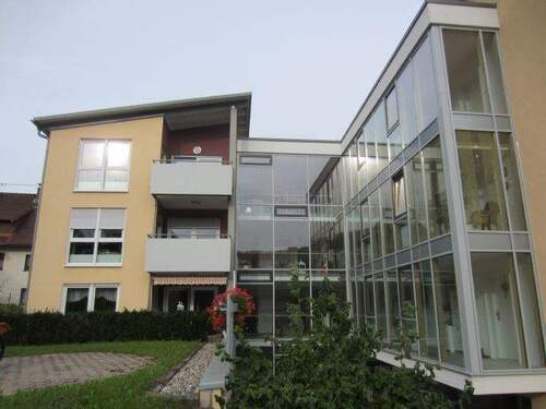 Blick vom Garten auf Laubengänge - 