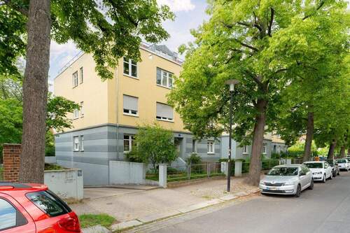 Gebäudeansicht - Eigennutz möglich! 3-R-ETW mit gemütlicher Terrasse, Gäste-WC und TG-Stellplatz. Striesen-Süd!