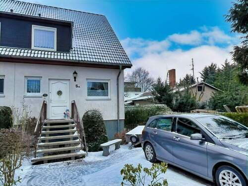 Straßenansicht - Gepflegte Doppelhaushälfte mit großzügiger Raumaufteilung