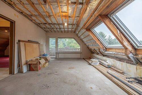 Heller Raum mit Zugang zur Loggia - 