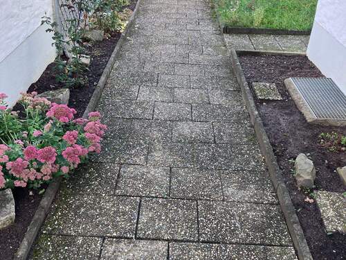 Weg zur Haustür - Renovierte 3-Zi.-DGW mit Gartenanteil - 91056 Erlangen-Hüttendorf