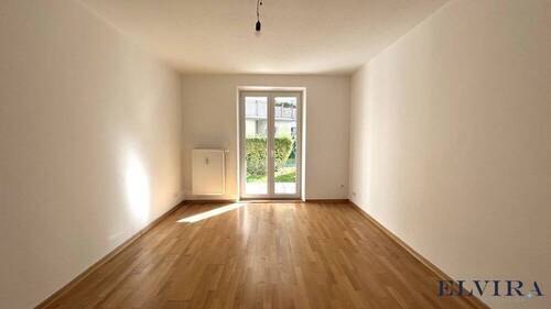 Wohnzimmer - 2 Zimmer Etagenwohnung zur Miete in München