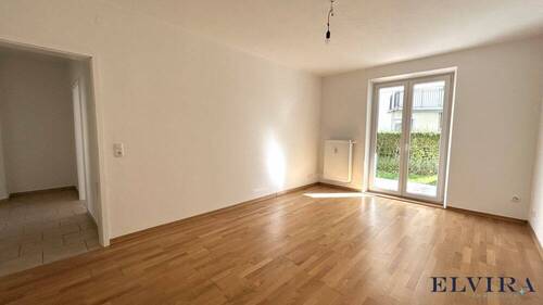 Wohnzimmer - 2 Zimmer Etagenwohnung in München