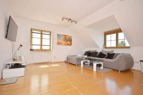 Wohnbereich mit Parkett - 2 Zimmer Etagenwohnung in Neumarkt in der Oberpfalz