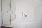 Mit Dusche und Badewanne - 