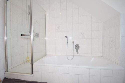 Mit Dusche und Badewanne - 