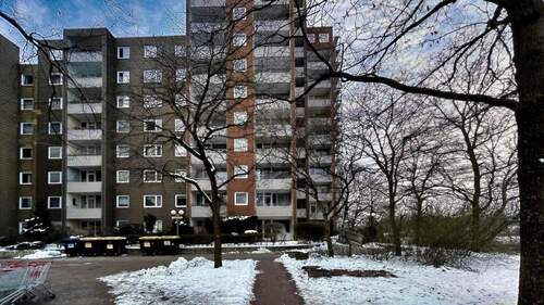 Außenansicht Haus - Großzügige Wohnung mit zwei Bädern und Einbauküche