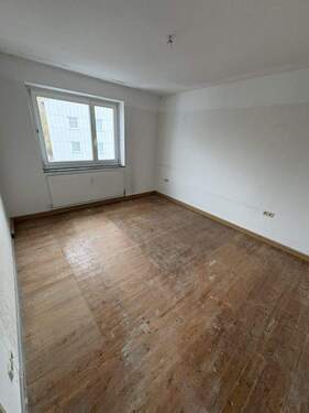 Schlafzimmer - Renovierungsbedürftige 4 Zi-Wohnung - sofort frei - einfach günstig & gut !!