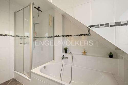 Weitere Ansicht vom Vollbad im Obergeschoss - 