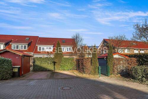 Hausrückseite mit PKW Stellplatz - 