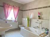 Bad EG mit Badewanne - 