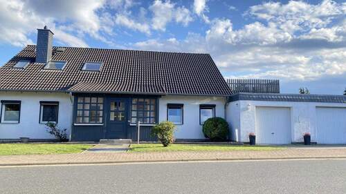 Frontansicht (Nordseite) - Gepflegtes Einfamilienhaus in Feldrandnähe - ruhige Sackgassenlage, Zugang ins Grüne