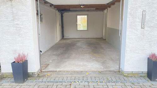 Kleine Garage mit Fenster - 