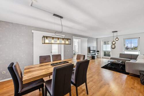 Titelbild - Moderne Barrierefreie 3-Zimmer-Wohnung in Sternenfels, mit Balkon und Blick auf die Weinberge.